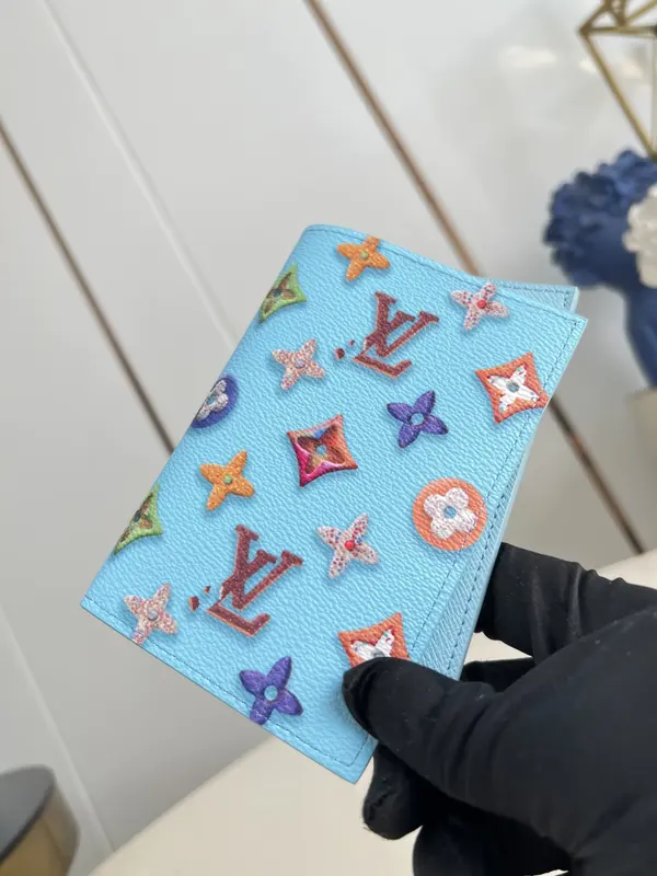Louis Vuitton Wallet M28039(10 x 14 x 2.5CM) — view 1 of 6